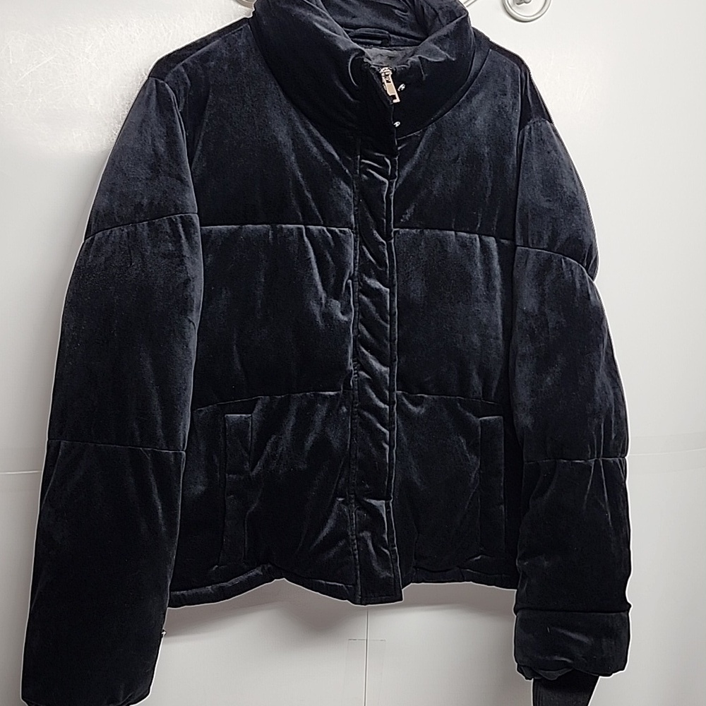 Womens Black Quilted Velvet Puffer Warn Jacket Sz L Minimalist Warm Comfortable